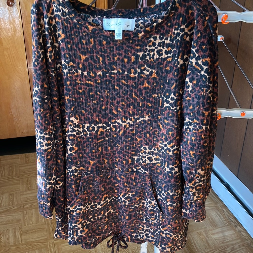 Leopard print style shirt with front pouch & drawstring hem